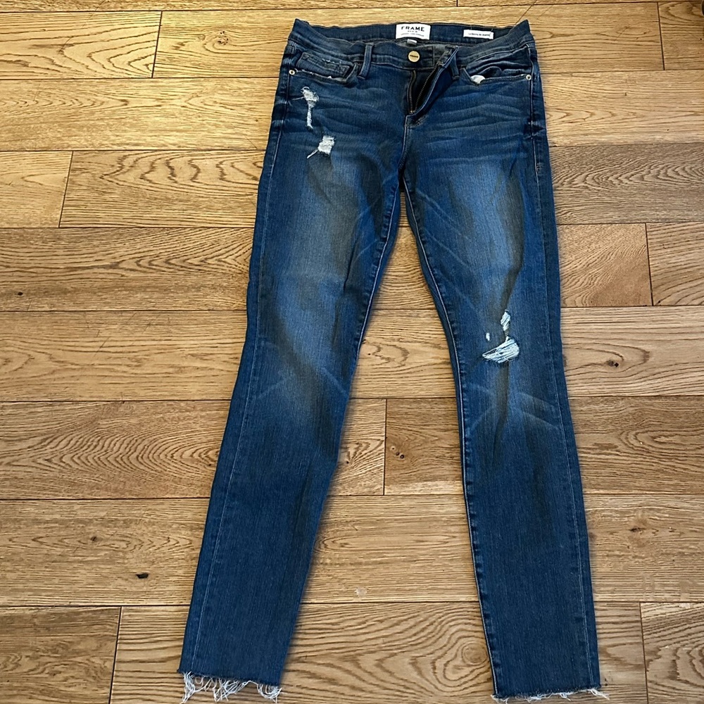 Frame Le Skinny de Jeanne Arenas Distressed 27